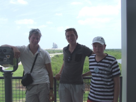 Op de uitkijktoren bij de Space Shuttle
